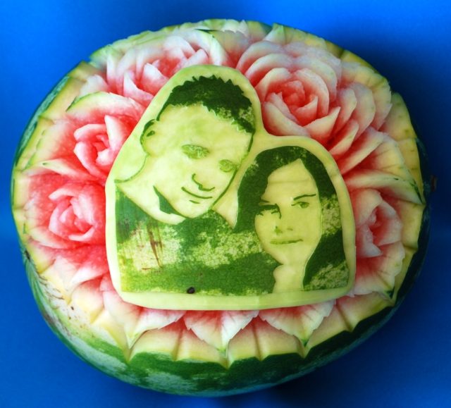 Portret wyrzeźbiony w arbuzie - carving