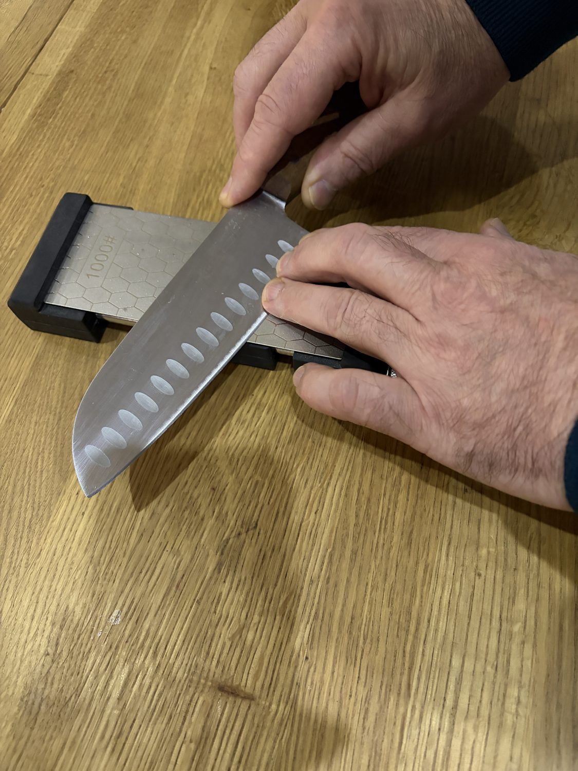 Ostrzenie noża santoku na diamentowej płytce 1000 w uchwycie XUNDA